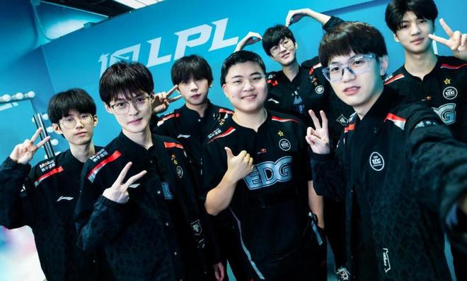 地上隆重举 地上隆重举